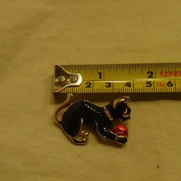 Cat Playing with Yarn Brooch - Picture 7 of 8